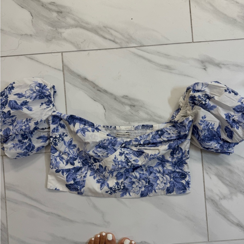 Abercrombie & Fitch Blue and White Floral Blouse NWOT